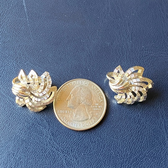 VINTAGE 🌸 Crown Trifari Clip On Brushed Silver toned Earrings - Picture 6 of 6